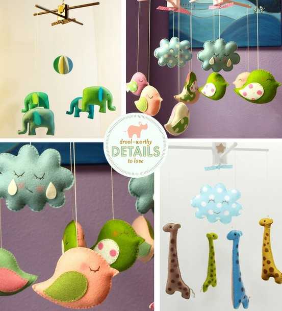 Іграшки для малюка Милі іграшки для новонародженого на м'якій підлозі в дитячій кімнаті.