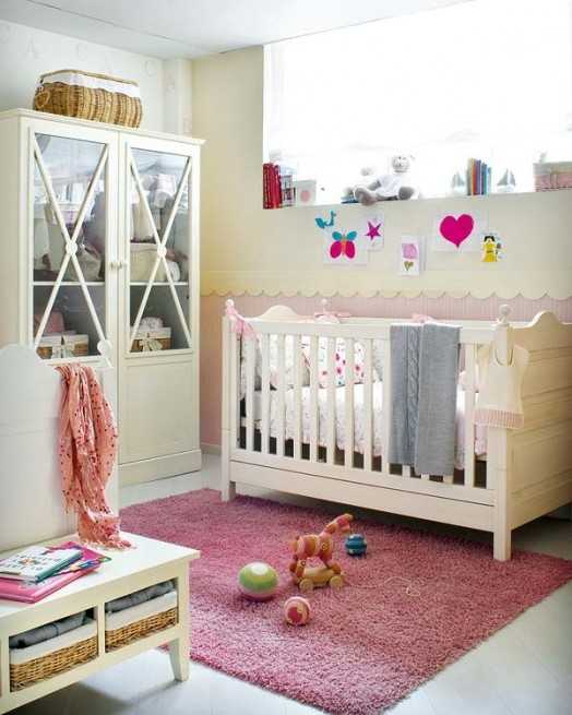 Світло з вікна Вікно над ліжечком у дитячій кімнаті забезпечує природне світло та свіже повітря.