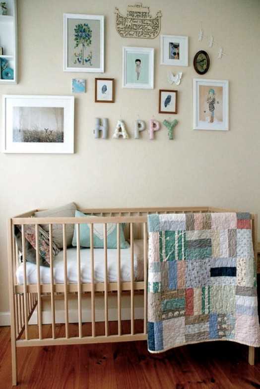 Декор над ліжком Милий декор над ліжечком в дитячій кімнаті для новонародженого, м'яка підлога.