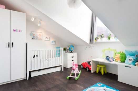 Мансардна кімната Дитяча кімната для новонародженого на мансардному поверсі з м'якою підлогою.