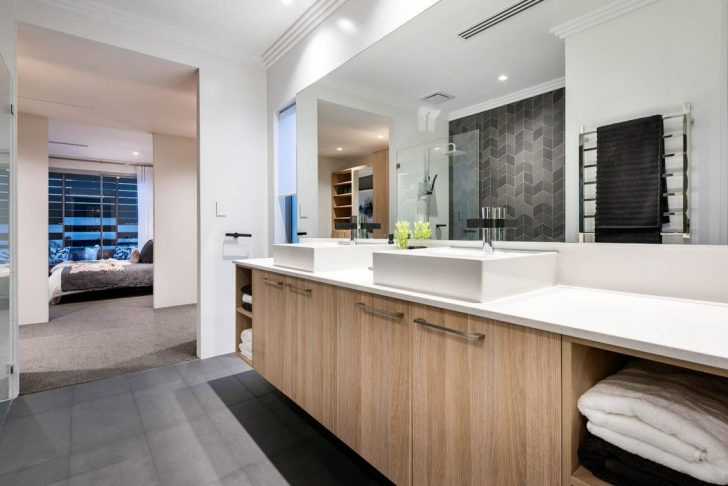 Ванна кімната: сучасний стиль Сучасний дизайн ванної кімнати з великою ванною та мінімалістичною сантехнікою