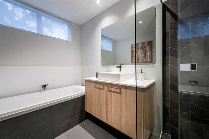 Кабінет для роботи вдома Стильний кабінет у сучасному будинку з великим вікном та зручним робочим місцем