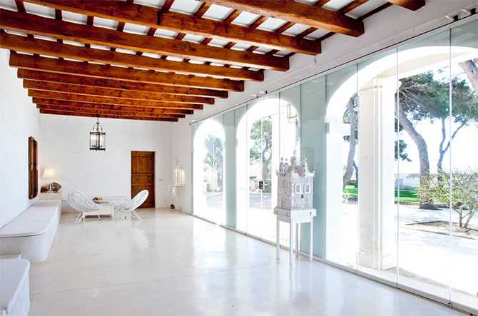 Веранда у середземноморському стилі Затишна веранда в середземноморському стилі з плетеними меблями та видом на сад, дизайн 2026.