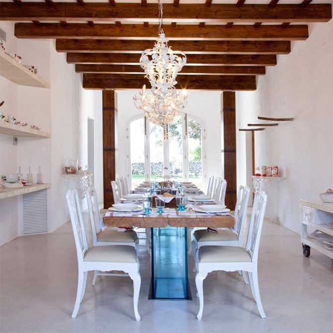 Рустикальна їдальня 2026 Стильна їдальня в рустикальному середземноморському стилі з дерев'яним столом та плетеними стільцями, 2026.