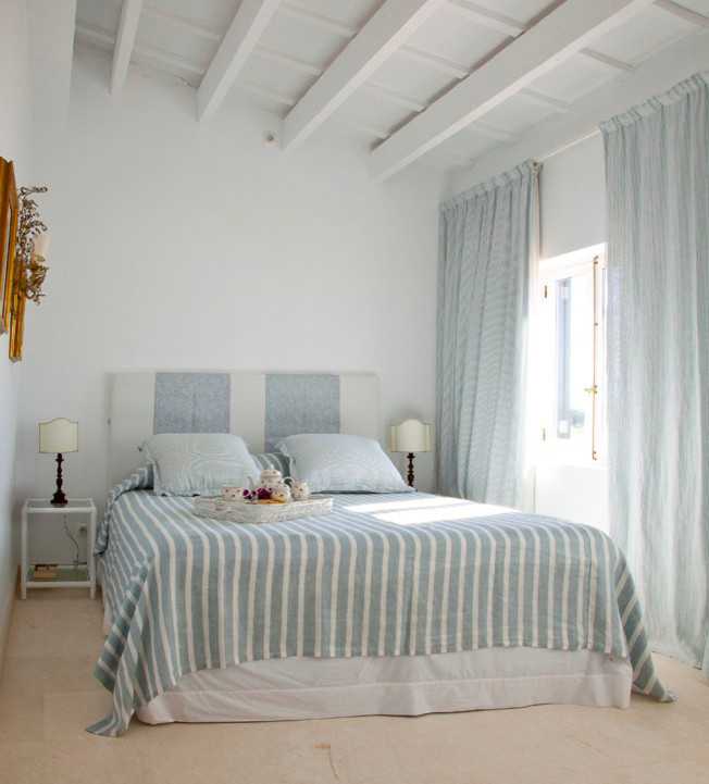Середземноморська спальня 2026 Спальня в середземноморському стилі з великим ліжком, лляною постільною білизною та видом на море, 2026.
