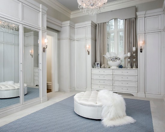 Пуф: комфорт примірки Білий пуф в центрі гардеробної кімнати 2026: зручне місце для примірки одягу.