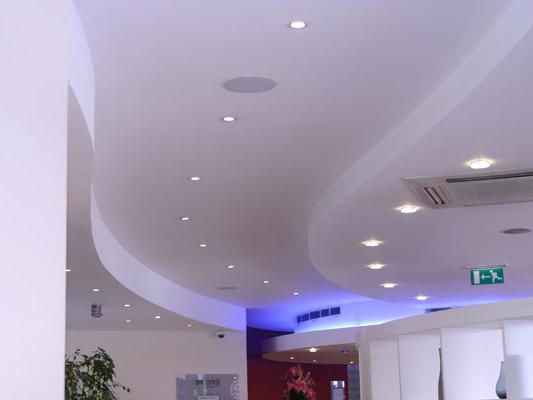 Діагональ в дизайні стелі Діагональна багаторівнева стеля з гіпсокартону у вітальні, сучасний дизайн 2026.