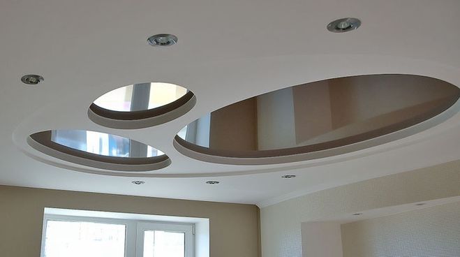 Глянець для збільшення простору Гіпсокартонна стеля з глянцевими вставками візуально збільшує простір вітальні 2026