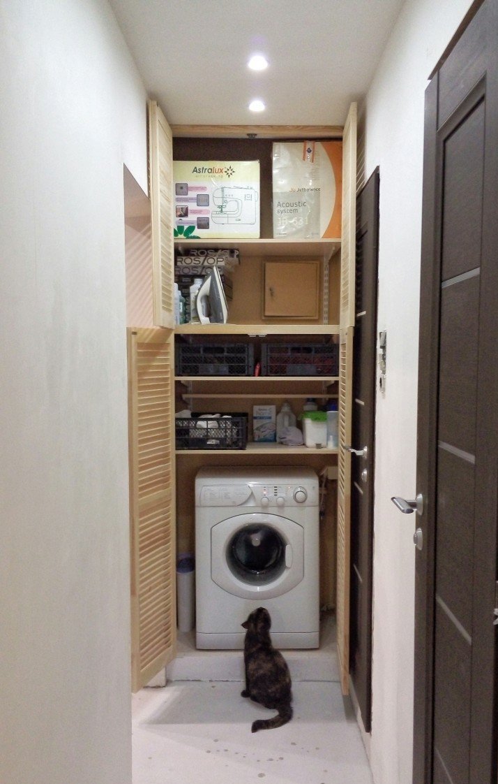 Кладовка в хрущовці Організована кладовка в хрущовці: полиці, ящики та простір для зберігання речей.