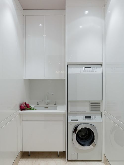 Порядок в кладовці Сучасний дизайн кладовки 2026: полиці для зберігання речей в компактній кладовці в хрущовці.