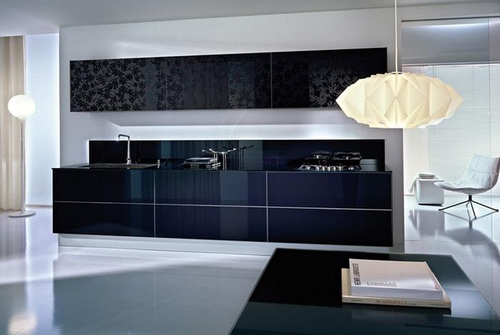 Скляні поверхні Сучасна чорно-біла кухня 2026 з елегантними скляними поверхнями, що додають глибини