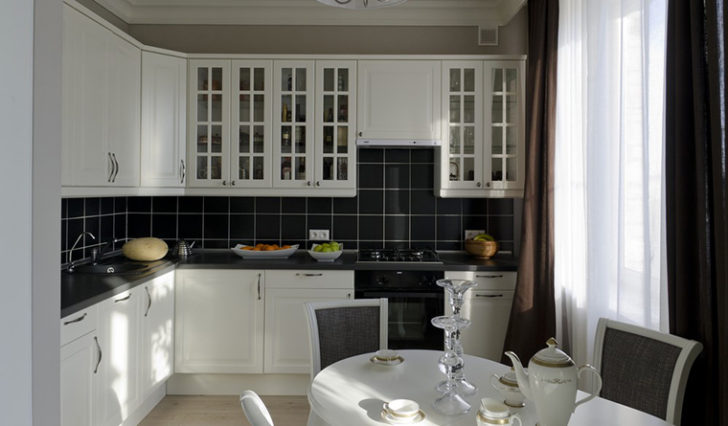 Кухня 2026 Сучасний інтер'єр кухні 2026: стильне поєднання чорного та білого кольорів в мінімалізмі