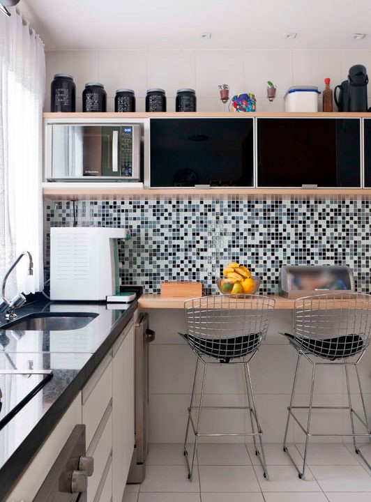 Фартух-мозаїка Мозаїчний кухонний фартух у чорно-білій кухні: стильне та практичне рішення для дому.