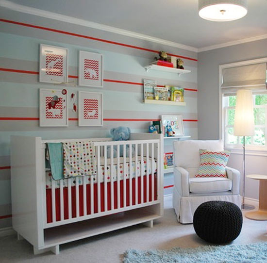 Червоно-блакитна смуга Горизонтальна червоно-блакитна смужка на стіні дитячої кімнати: яскравий акцент.