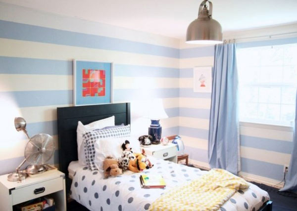 Блакитна смуга: ніжність Дитяча кімната в ніжних блакитних смугах: стильний та заспокійливий дизайн інтер'єру.