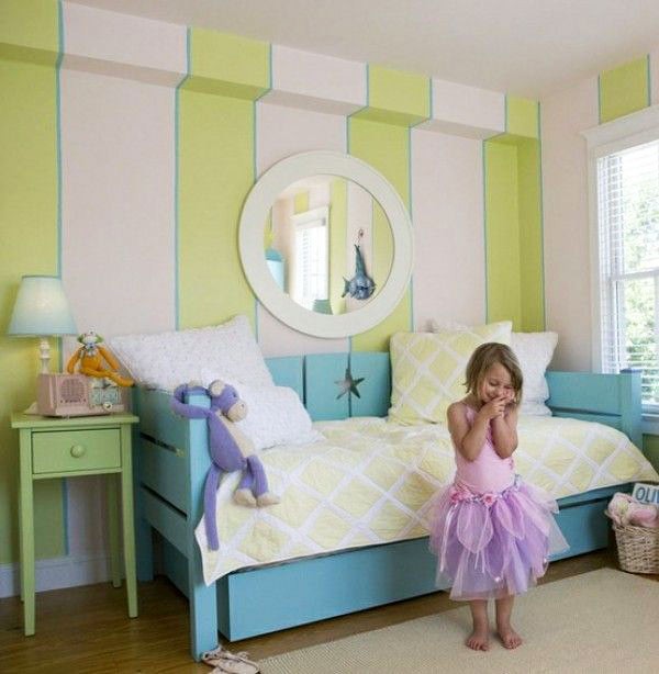 Зелена смуга: природа Дитяча кімната в зелену смужку з круглим дзеркалом: грайливий і природний дизайн.