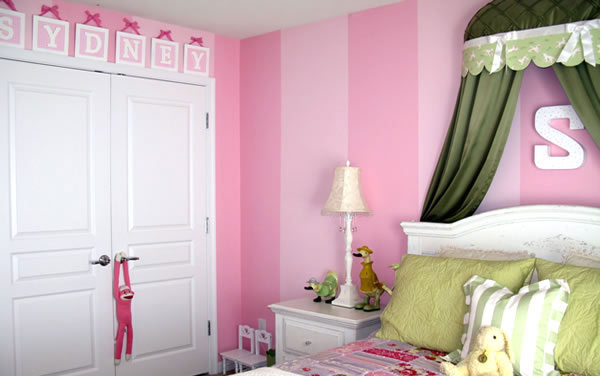 Рожева смуга: контраст Дитяча кімната в рожеву смужку із зеленою постільною білизною: яскравий і гармонійний контраст.