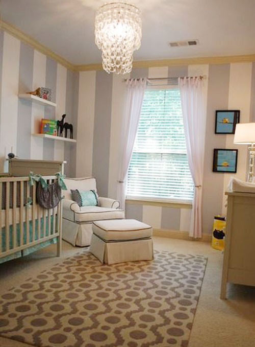 Темно-сіра смуга: стиль Дитяча кімната у вертикальну темно-сіру смужку: стильний та сучасний інтер'єр.