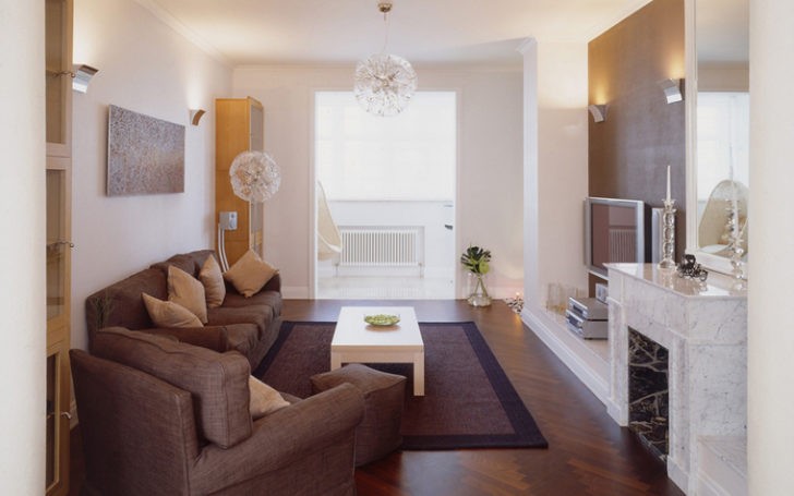 Яскравий акцент вітальні Сучасний дизайн вітальні з акцентною стіною та яскравими елементами декору.