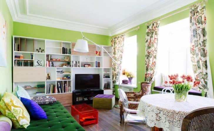 Кутовий диван: комфорт Інтер'єр вітальні з великим кутовим диваном та журнальним столиком, ідеальне місце для відпочинку.