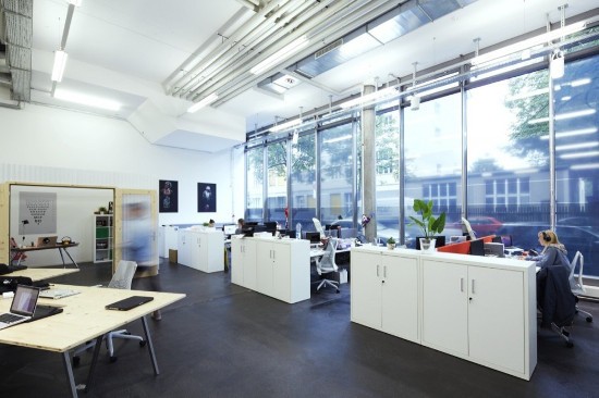 Сучасний офісний дизайн Стильний дизайн сучасного офісу з великими вікнами та мінімалістичними меблями для ефективної роботи.