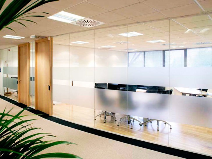 Офіс для концентрації Елегантний офісний простір з зручними робочими місцями та продуманою звукоізоляцією для концентрації.