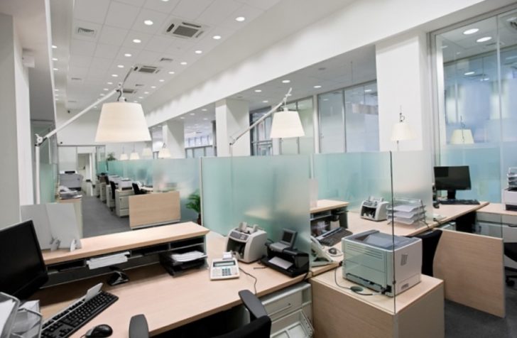 Комфортний офісний інтер'єр Продуманий дизайн офісного інтер'єру з функціональними меблями та приємним освітленням для комфортної роботи.