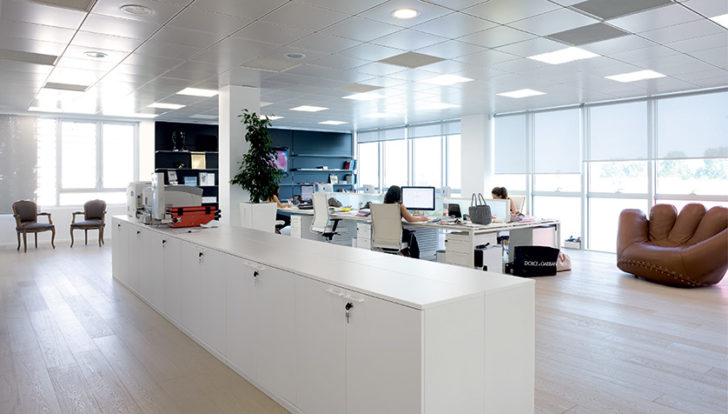 Технологічний офісний простір Організація офісного простору з використанням сучасних технологій та зручних робочих станцій для підвищення продуктивності.