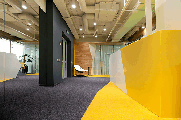 Креативний офісний дизайн Креативний офісний інтер'єр з незвичайними деталями та надихаючою атмосферою для стимулювання творчості.