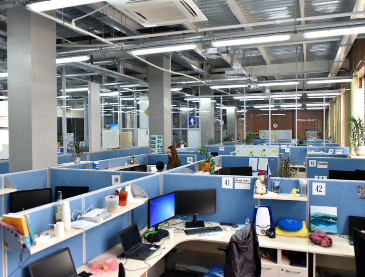 Природні кольори в офісі Стильний офісний інтер'єр з використанням природних кольорів та великої кількості світла.