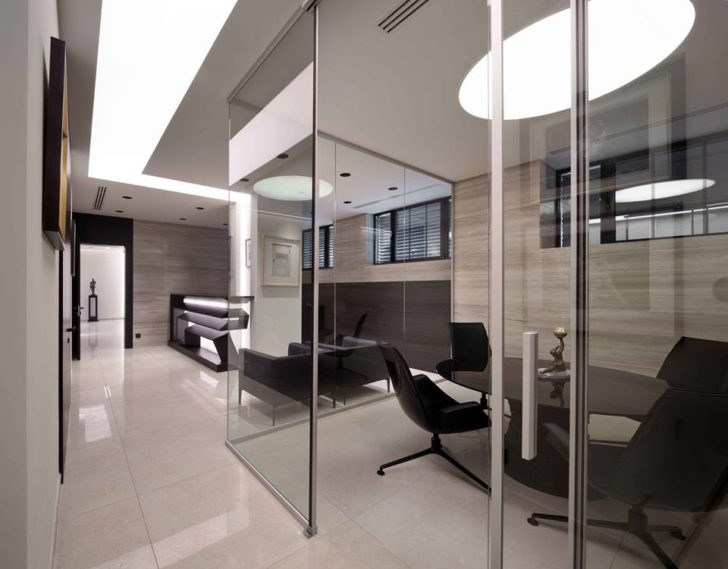 Ергономічний офісний кабінет Сучасний кабінет з ергономічними меблями та освітленням для комфортної роботи.