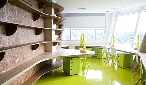 Яскраві акценти в офісі Використання яскравих кольорів в офісному дизайні для створення стимулюючої атмосфери.