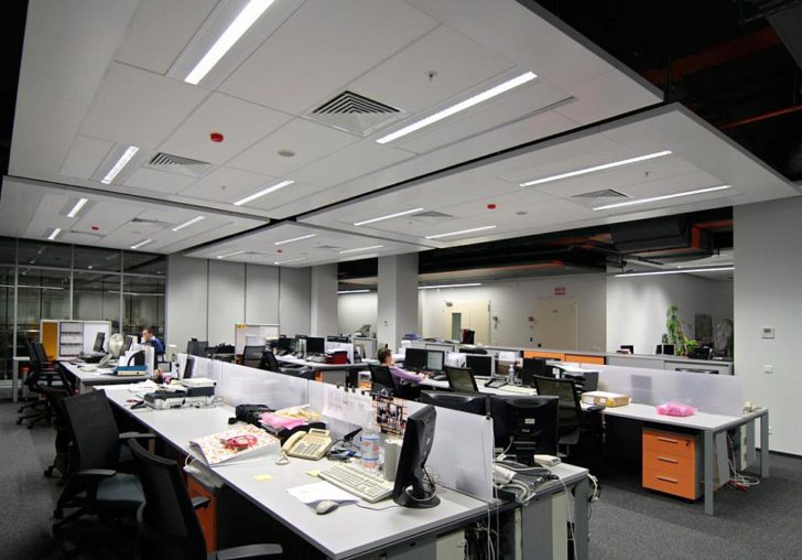 Скляні офісні перегородки Сучасні офісні перегородки: скло та метал, що створюють простір та приватність.