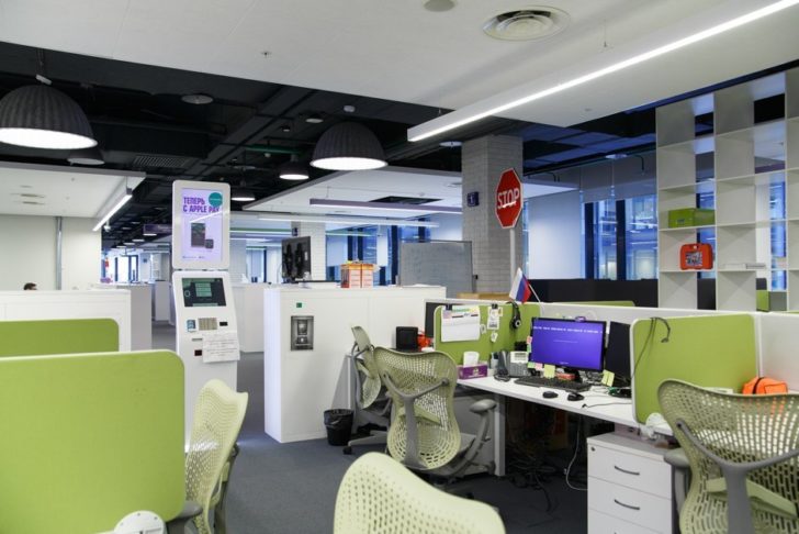 Зона відпочинку в офісі Офісний простір з м'якими меблями та зеленими рослинами для відпочинку та релаксації.