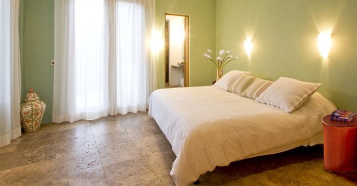 Коркова підлога Коркова підлога в спальні: екологічний вибір для комфорту та тепла в домі.