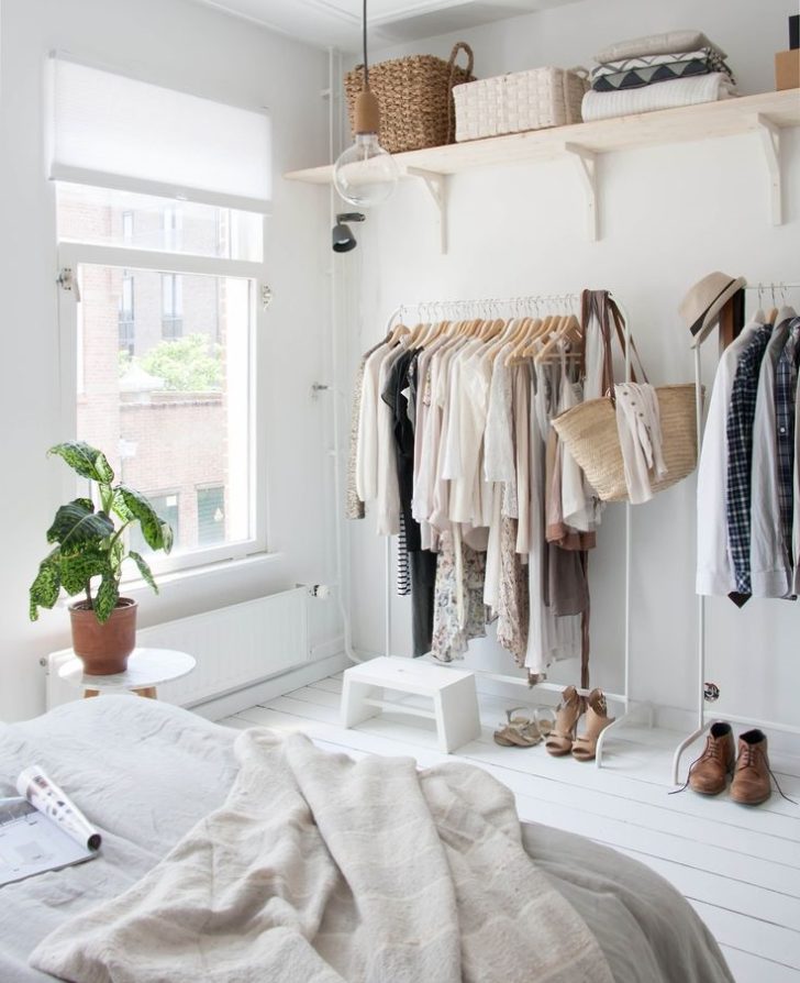 Відкрите зберігання Відкрита система зберігання речей в спальні: зручне рішення для організації простору.