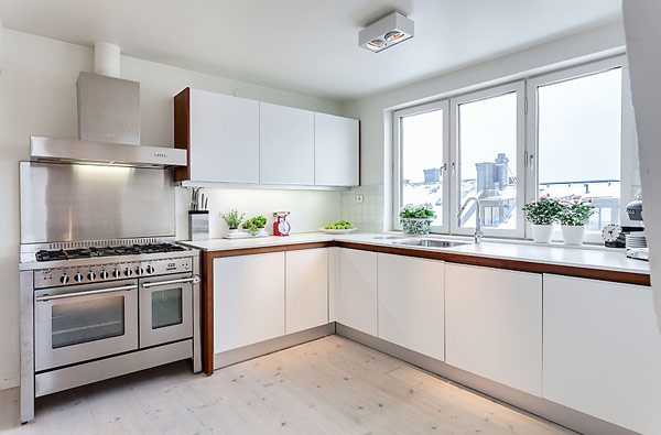 Дерево: Тепло та затишок Деталі інтер'єру дворівневої квартири в Стокгольмі: дерев'яні елементи, світлі відтінки, скандинавський стиль.