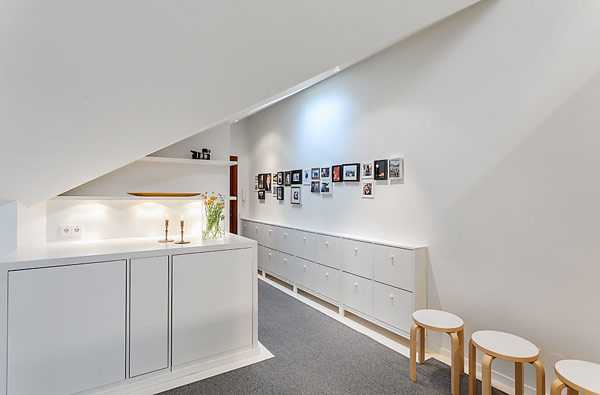 Мансарда: Стиль та простір Стильний скандинавський інтер'єр: мансарда, світлі тони, дерев'яні акценти, функціональні меблі.