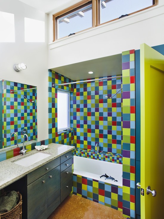 Колір у ванній! Яскравий дизайн ванної кімнати 2026 з різнокольоровою вологостійкою плиткою для акцентів.