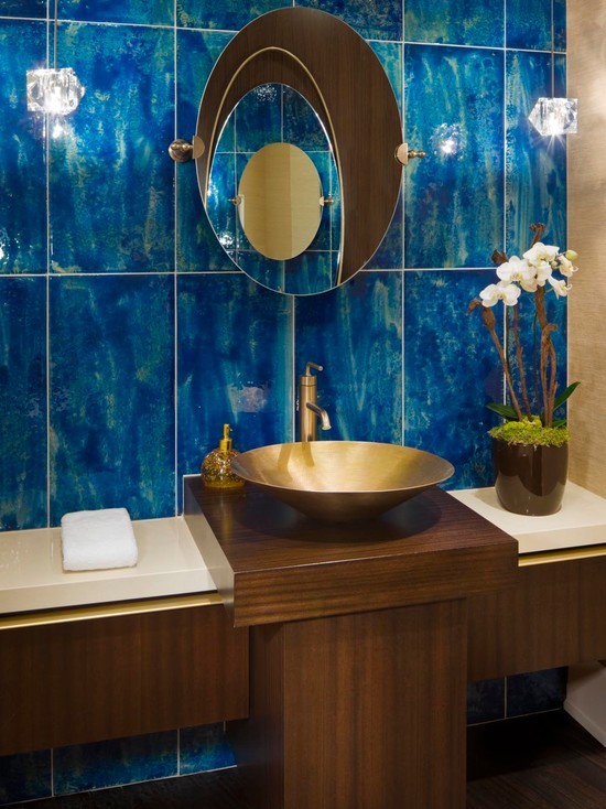 Стильна ванна кімната з широкою прямокутною плиткою: сучасний дизайн інтер'єру.