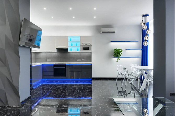 Об'єднаний простір Кухня-столова в дизайні квартири 75 кв. м. з зонуванням скляними перегородками.