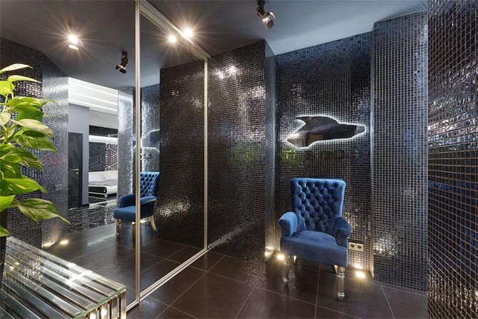 Оксамитове крісло Дизайн квартири 75 кв. м: оксамитове крісло в еклектичному інтер'єрі для відпочинку