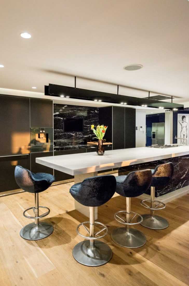 Кухня: Сучасний дизайн Сучасний дизайн кухні у трикімнатній квартирі з панорамним склінням 2026