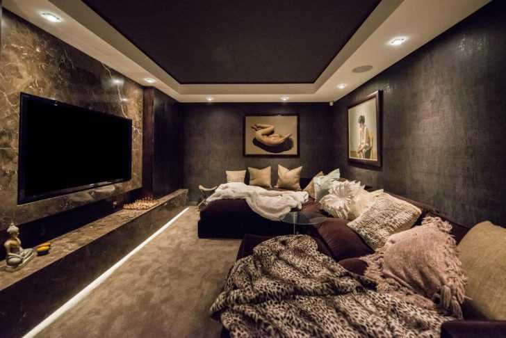 Кінотеатр в стилі ар-деко Дизайн інтер'єру трикімнатної квартири 2026: м'яка група в домашньому кінотеатрі в стилі ар-деко.