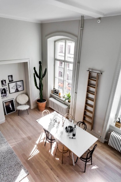 Студія зверху: погляд Вигляд зверху на дизайн студії у стилі лофт з елементами скандинавського стилю