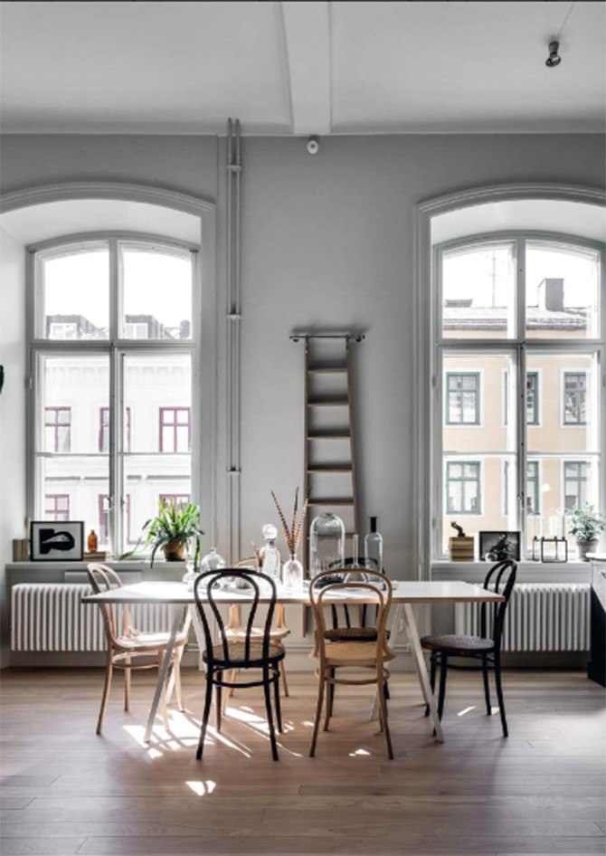 Їдальня: затишок Затишна їдальня в студії в стилі лофт зі скандинавським декором: світлі кольори та природні матеріали