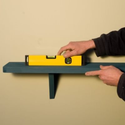 Рівень для полиць Використання будівельного рівня для встановлення полиць своїми руками на стіну