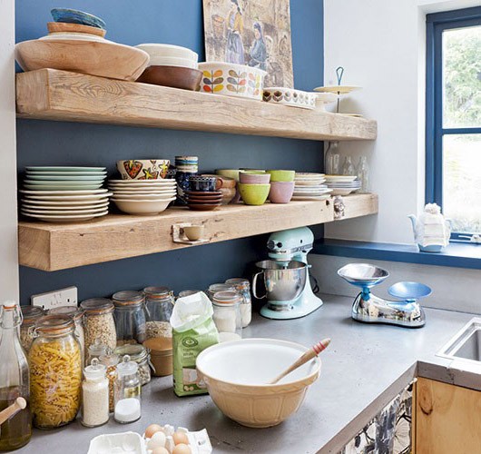 Дерев'яні відкриті полиці Відкриті дерев'яні полиці для книг та декору в сучасному інтер'єрі