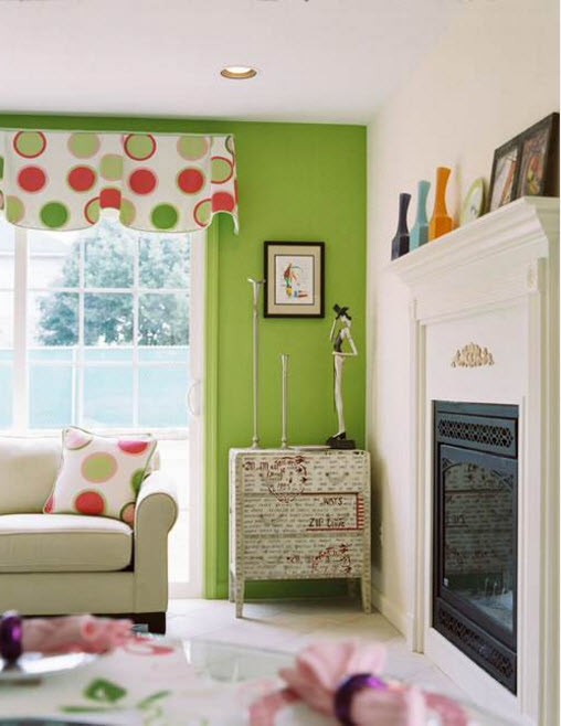 Сонячна фісташкова вітальня Яскрава фісташкова вітальня з сучасними меблями та великим вікном, залита сонячним світлом