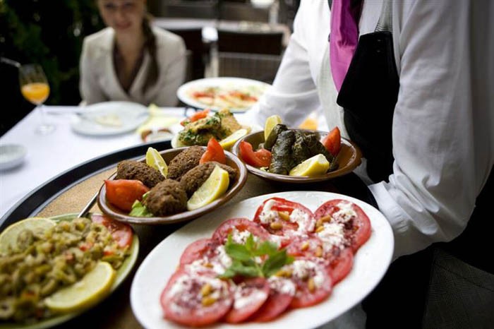 Ресторанний шик вдома Елегантне сервірування столу 2026: святковий стіл з вишуканим декором для домашнього затишку.